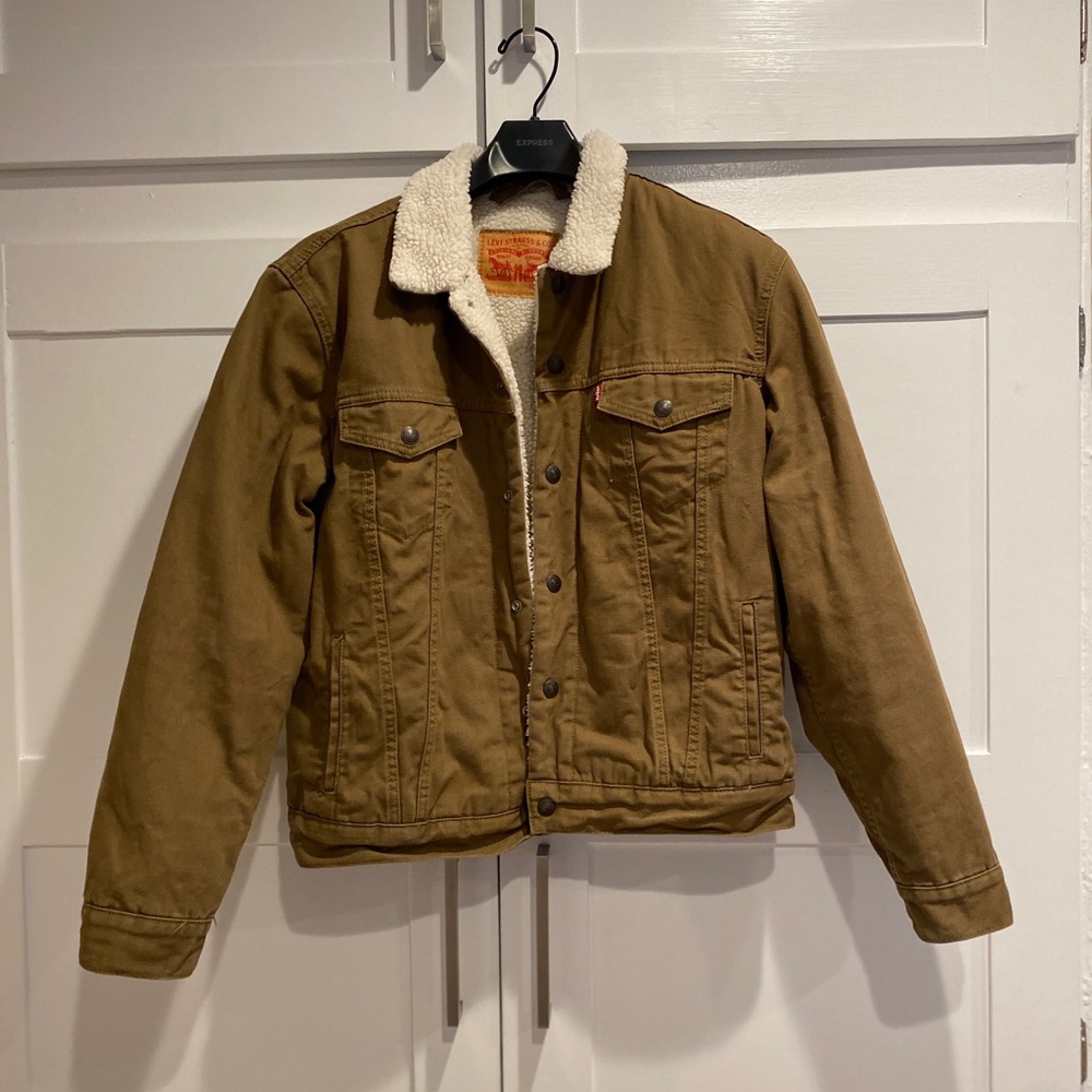 Levi Men’s trucker jacket size medium. Color, Dark olive.
